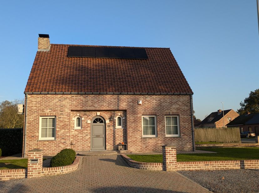 Van alle comfort voorziene en uitstekend afgewerkte, vrijstaande woning (OB) met achtergelegen, afgesloten tuin met overdekt terras.&lt;br /&gt;
&lt;br /&gt;
Ligg