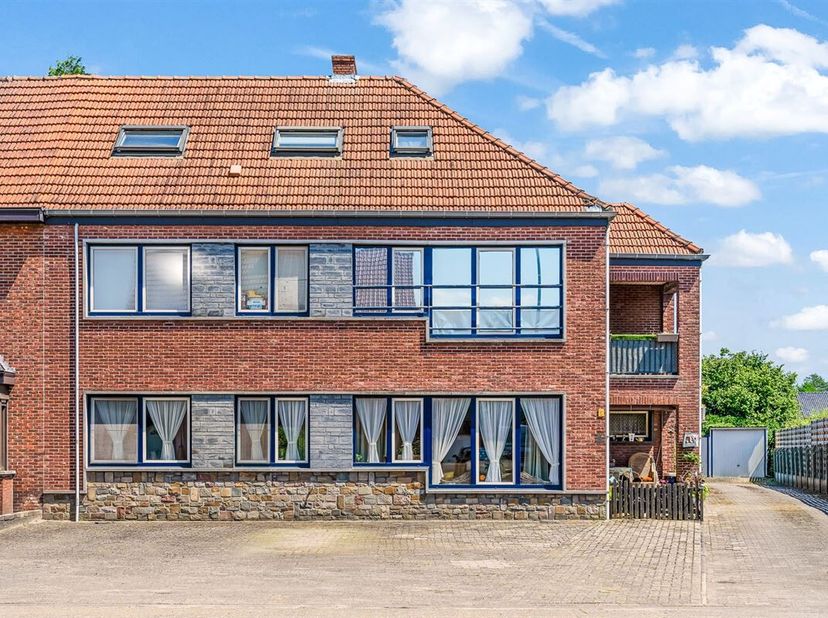 Deze opbrengsteigendom, bestaande uit 3 appartementen met 3 garages, vinden we terug op de Neerstraat in het centrum van Tessenderlo. De markt van Tes