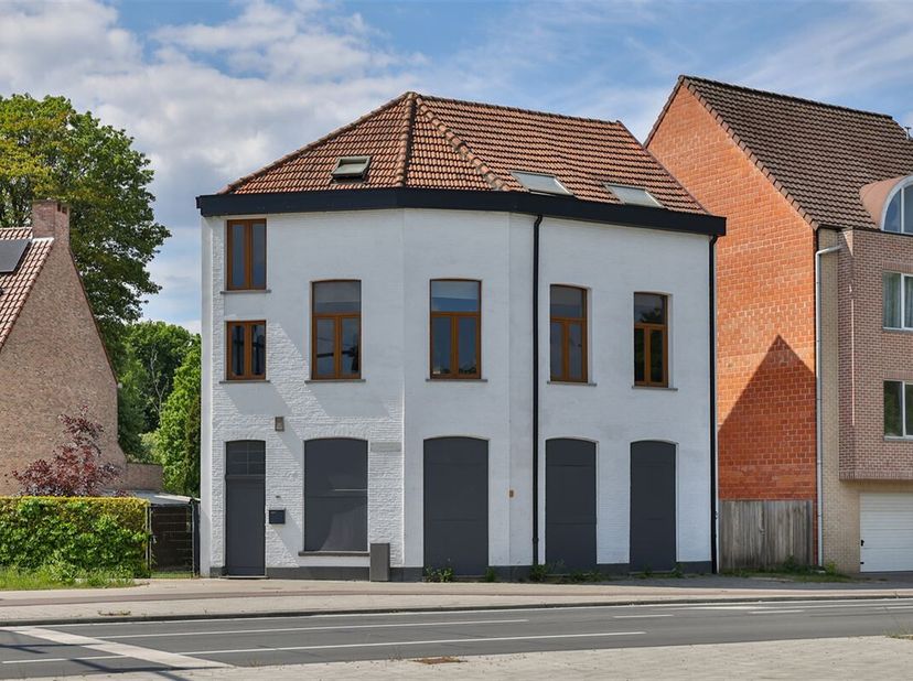 Op een centrale en commerciële locatie te Edegem bieden wij u dit polyvalent eigendom aan bestaande uit een te renoveren handelsgelijkvloers (112m²) +