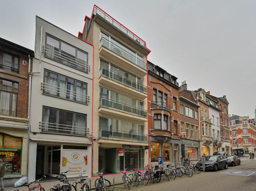 Een zeer goed gelegen building gelegen Vital Decosterstraat 18 en 18+.   &lt;br /&gt;
De building is vergund voor een handelsgelijkvloers en 5 woonentiteite