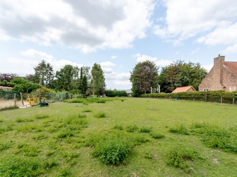 Eigendom op zeer goeie locatie en 2069m² grondoppervlak (en 26m straatbreedte)! Mogelijks verkavelbaar in 2 loten. Wg, Vg, Gmo, Gvv, Gvkr, PD. www.imm