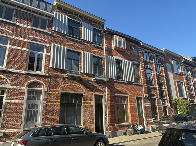 Appartement récent, moderne et très lumineux au premier étage dans le Nouveau Quartier. L&#039;appartement d&#039;une chambre à coucher dispose à l&#039;entrée d&#039;un