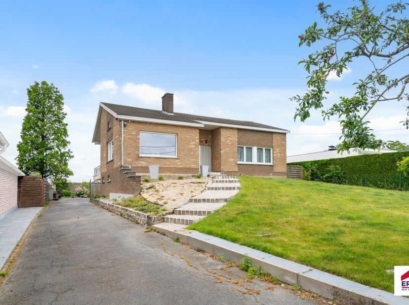 Alleenstaande woning op 1.037 m² met 375 m² bruikbare vloeroppervlakte Deze vrijstaande woning biedt een ruime indeling op een perceel van 1.037 m². I