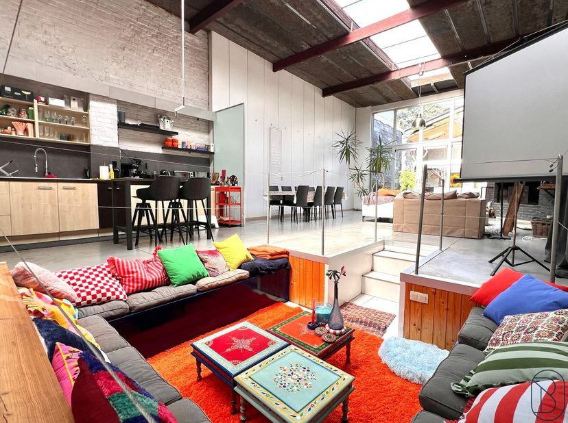 UNIEKE LOFT met GROOT en ZONNIG TERRAS (60 m2) en STAANPLAATS op een goede ligging te Waregem! INDELING: inkom, bureauruimte of slaapkamer, grote leef