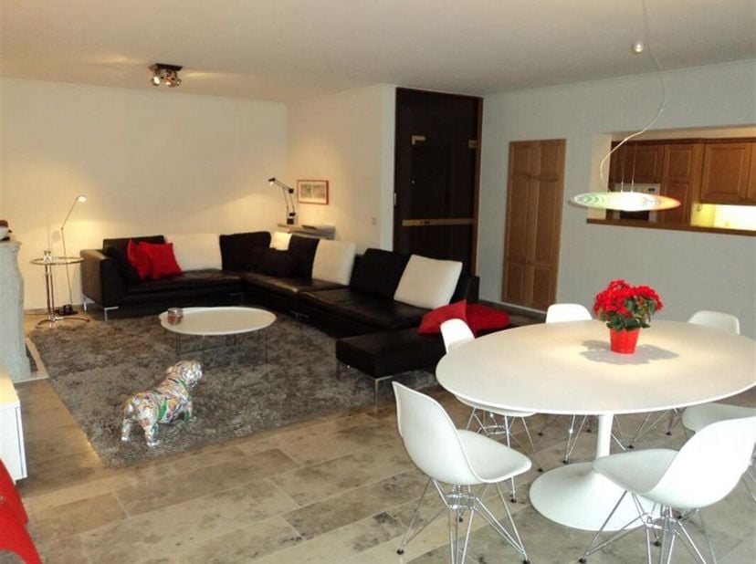 Mooi centraal gelegen gelijkvloers appartement aan de Leie : inkom - ruime living in natuursteen - ingerichte keuken - badkamer met ligbad - 2 slaapka