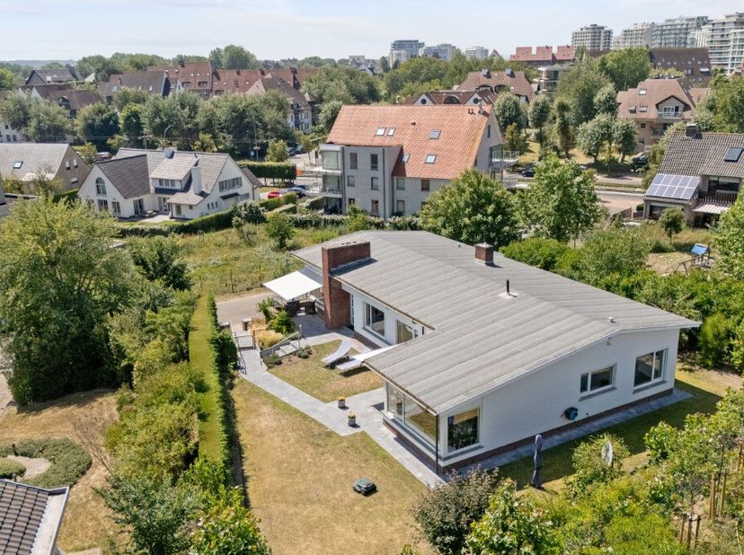 De Panne: Instapklare villa met 5 slaapkamers en dubbele garage in rustige villawijk nabij zee en centrum! In een residentiële en groene villawijk van
