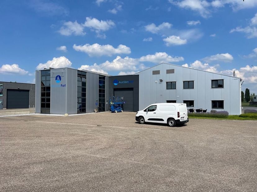 BESCHRIJVING&lt;br /&gt;
Schitterende locatie in Ekeren, op de bocht van de afrit Leugenberg.&lt;br /&gt;
De huidige vergunning is er voor passieve opslag, d.w.z.