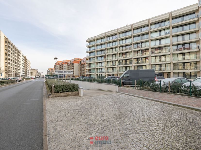 Ruime, gesloten garagebox te huur op jaarbasis te Nieuwpoort-Bad.&lt;br /&gt;
Gelegen op verdieping -1.