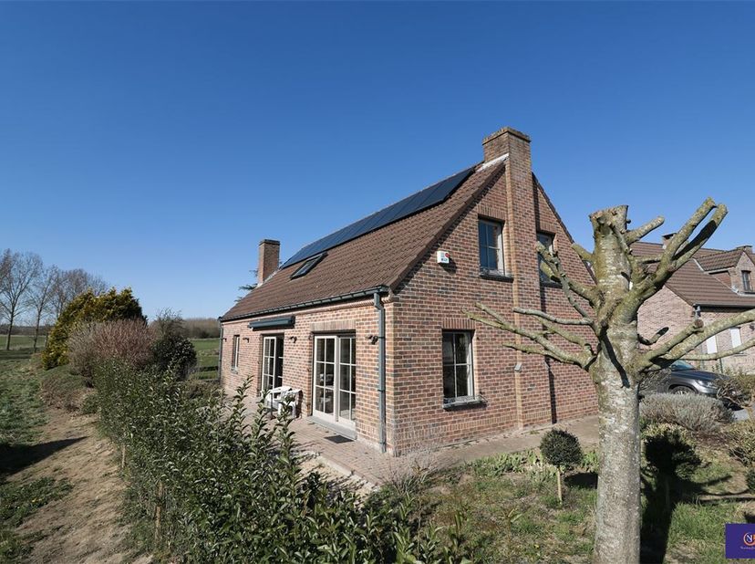 Offre à partir de 475.000 euros.&lt;br /&gt;
Dans un cadre privilégié et champêtre sis à 10&#039; du centre de Tournai, villa traditionnelle sur son jardin paysa