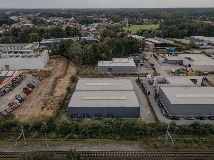 Dit veelzijdig bedrijfspand (geschikt voor productie, opslagruimte of atelier) ligt in de Genebroekstraat 95 in Beverlo met een uitstekende bereikbaar