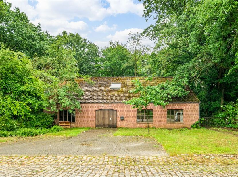 RICHTPRIJS: € 345.000,00. Bezoekmoment: Woensdag 16 juli 2025 tussen 14u en 18u enkel op afspraak. Te renoveren gebouw met veel potentieel op een unie