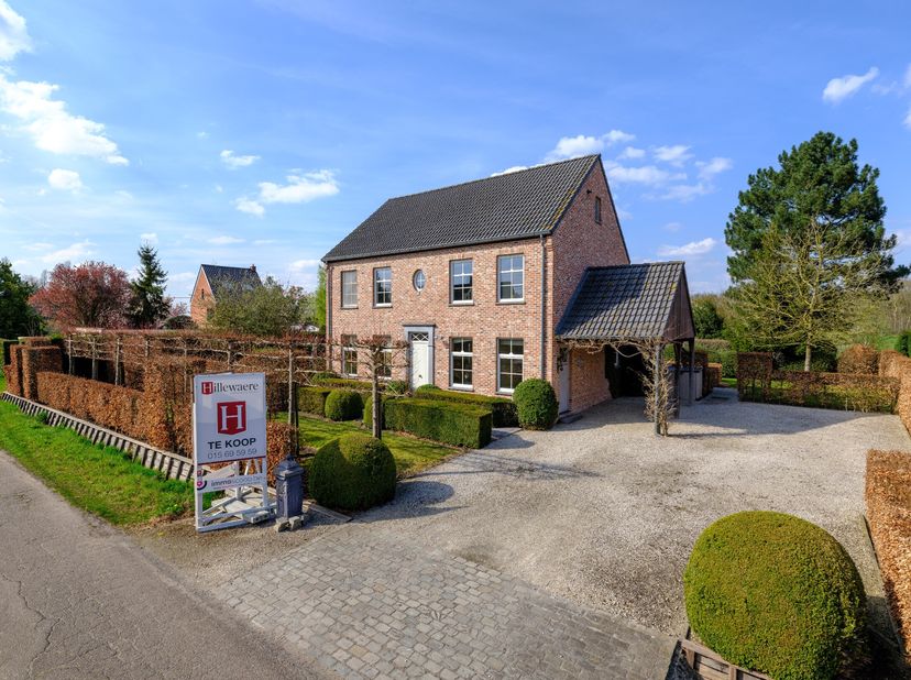 Deze gunstig gelegen pastorijvilla is vrij uniek door o.a de 5 slaapkamers.&lt;br /&gt;
Een ideale woning voor een vrij tot middelgroot gezin, al dan niet i