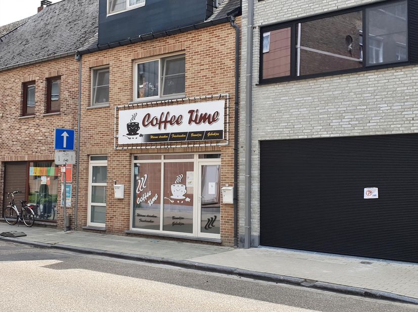 Deze handelsruimte is gunstig gelegen aan het ziekenhuis in het centrum van Mol, op wandelafstand van het Rondplein, winkels, station, ... .&lt;br /&gt;
Het
