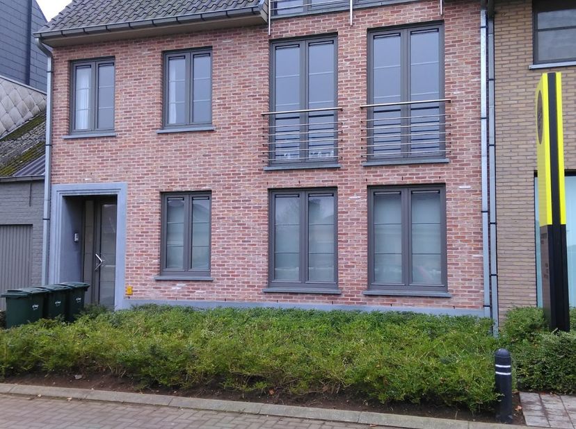 Mooi en ruim 2-kamer appartement op de gelijkvloerse verdieping (appartementsblok met 3 appartementen/bouwlagen) met terras en ruime tuin. Rustige lig