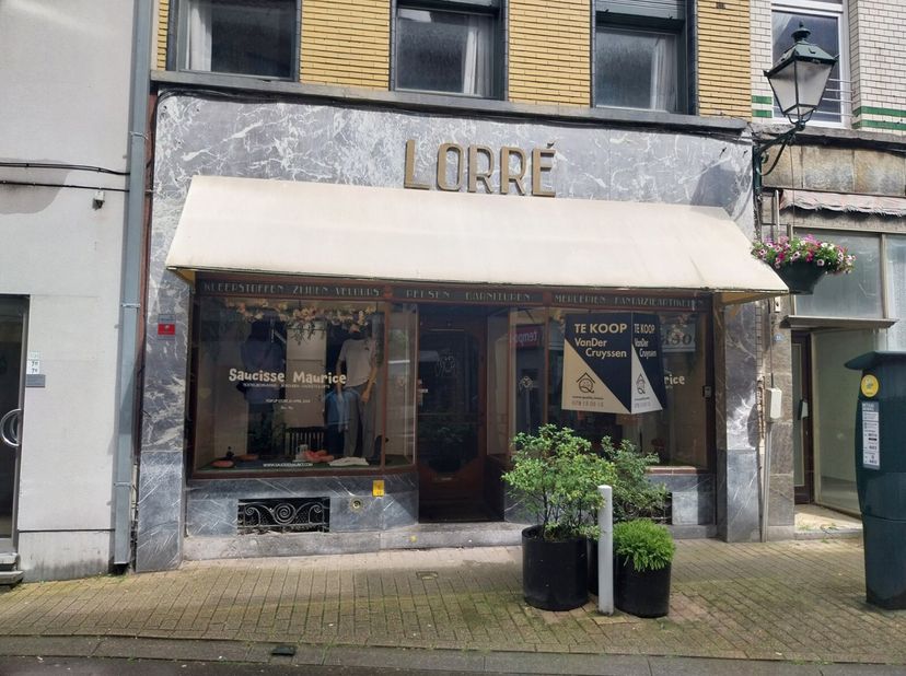WETTEREN CENTRUM :&lt;br /&gt;
Uniek historisch handelspand met woonst, drie à vier kamers.&lt;br /&gt;
Plannen landmeter zijn beschikbaar.&lt;br /&gt;
Toplocatie met u