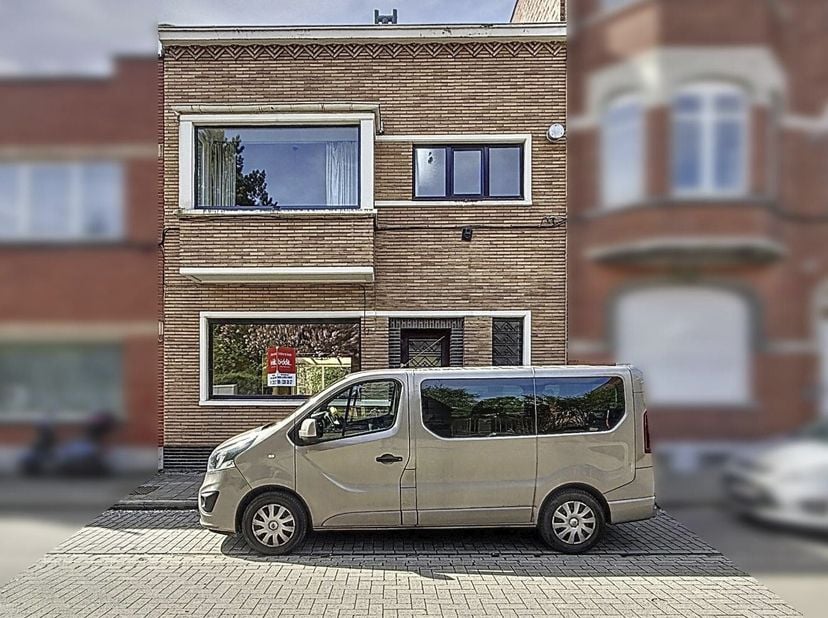 GOED GELEGEN WONING MET TUIN &lt;br /&gt;
 &lt;br /&gt;
Te renoveren/op te frissen karaktervol burgerhuis naar ontwerp van architect Lucien Van huffel van 1936 (v