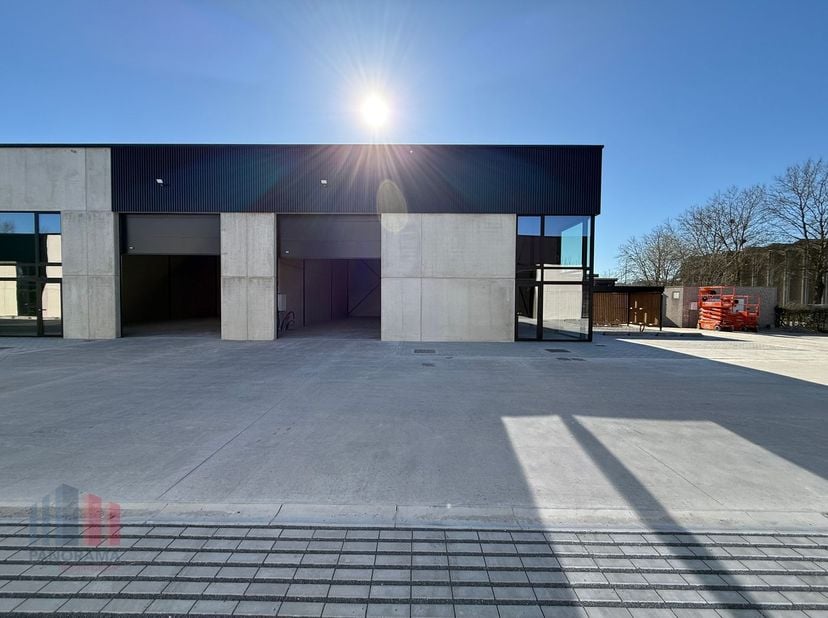 Cette unité PME flambant neuve d&#039;une superficie de 231 m² fait partie du projet MEERSBLOEM - MELDEN » le long de l&#039;Escaut et est idéalement située à 1