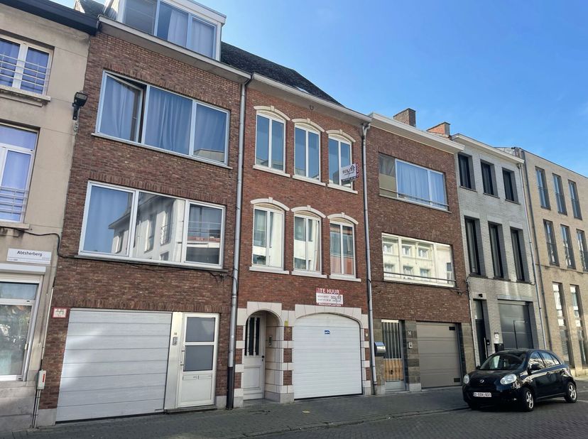 Centraal gelegen appartement met 2 slaapkamers in een kleinschalig gebouw.&lt;br /&gt;
Het appartement is centraal gelegen in hartje Lier, dichtbij winkels,