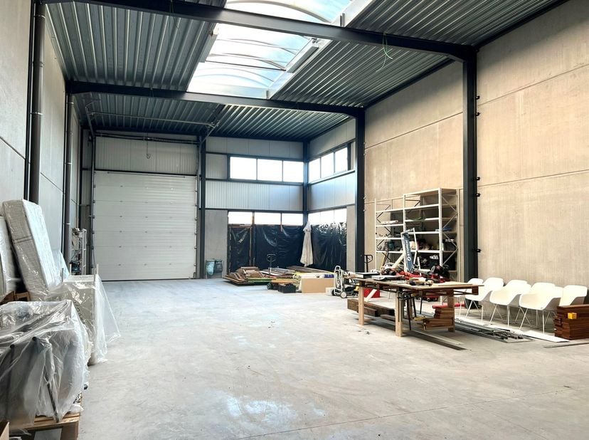 KMO-unit gelegen in MOENPARK, met een oppervlakte van 218m² en 2 privatieve parkeerplaatsen te koop. Vlotte verbinding naar de E17 op- en afrit Kortri