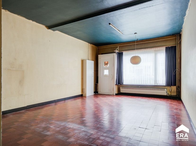 Bijzonder ruime, te renoveren stadswoning met 3 (mogelijks 4) slaapkamers op 3 minuten wandelen van het gerechtsgebouw en het station en op 5 minuten