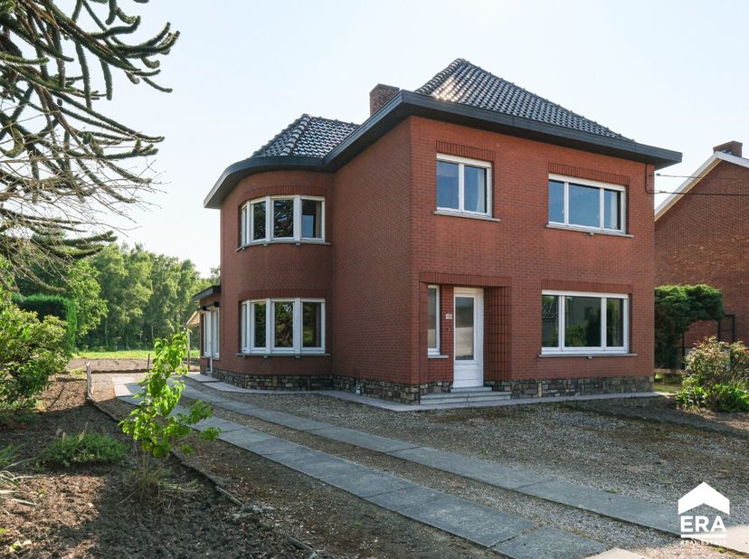 Te renoveren gezinswoning met 3 (mogelijk 4 slaapkamers) en vlotte bereikbaarheid te Ramsel (Herselt).Deze woning ligt op een perceel van 12are en hee
