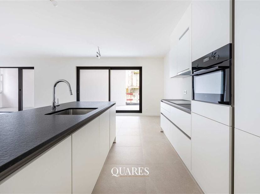 Nieuwbouw appartement in trendy wooncomplex gelegen in centrum Sint-Niklaas. &lt;br /&gt;
Het appartement is gelegen op de 1e verdieping en is te bereiken v