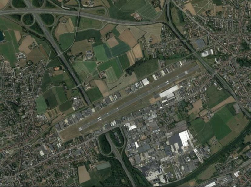 Diverse magazijnen te huur op de Internationale Luchthaven Kortrijk-Wevelgem. Luchthaven op een tweetal kilometer van de Belgische stad Kortrijk. &lt;br