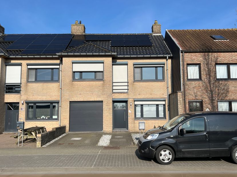 Deze energiezuinige woning beschikt over een ruime woonkamer met veel lichtinval, een volledig ingerichte keuken (bouwjaar 2021) met o.a. vaatwasmachi