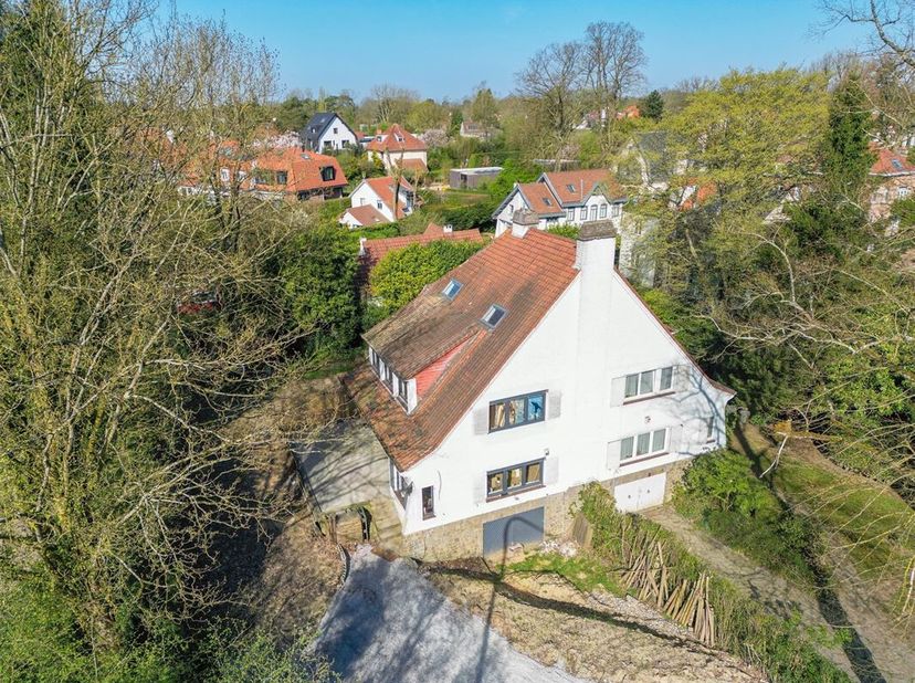 Property One a le plaisir de vous présenter, à la lisière dUccle, face à la forêt de Soignes, cette maison jumelée de trois façades située dans un cad