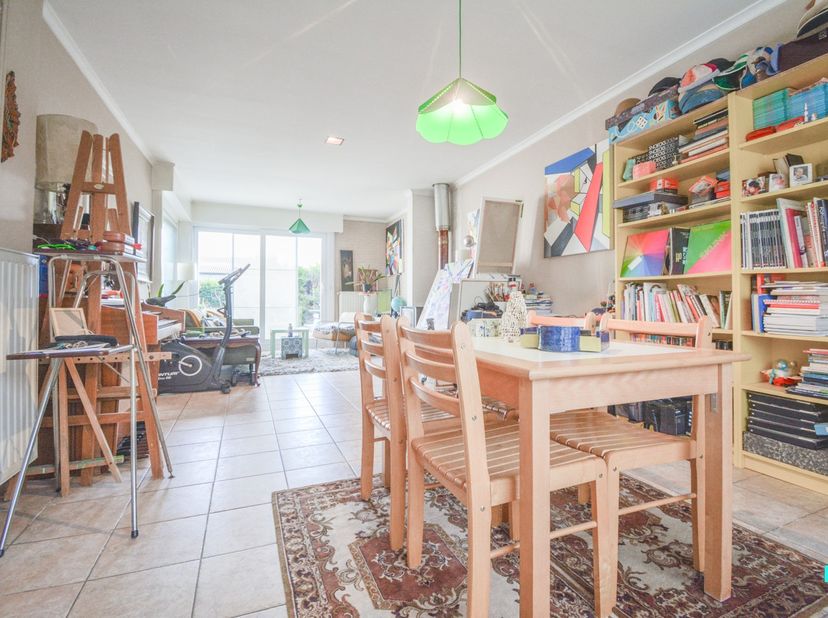 Deze licht te renoveren halfopen bebouwing met twee slaapkamers beschikt over een bewoonbare oppervlakte van 121 m² (volgens EPC-attest) en is gelegen