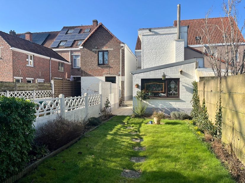 Charmante woning te koop in centrum Kuurne&lt;br /&gt;
Bij het betreden van de woning kom je binnen in de inkomhal, vanwaar je zowel naar de leefruimte als