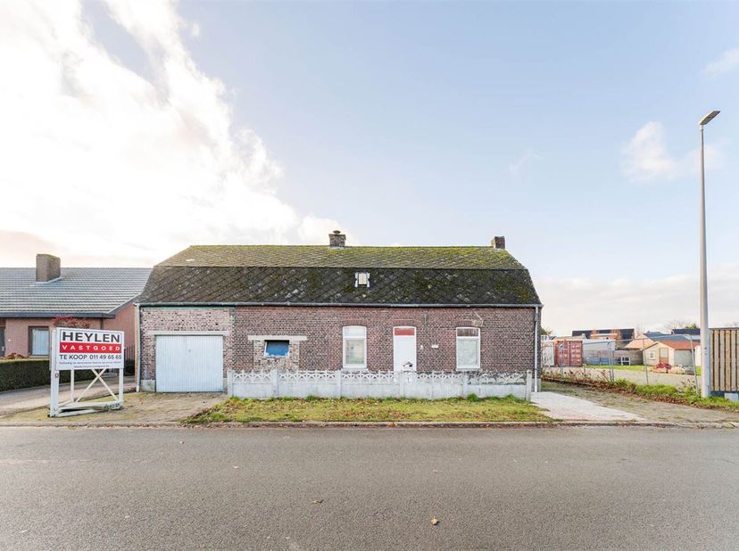 Beschrijving: Bij het binnenkomen van deze woning wordt u verwelkomd in de ruime leefruimte, die toegang biedt tot de eerste slaapkamer, de keuken en