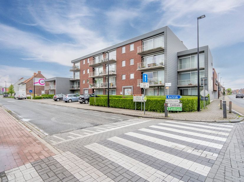 In residentie De Vlaskouter stellen wij met plezier dit aangename appartement op de derde verdieping aan jullie voor.&lt;br /&gt;
Gebouwd in 2006 en met een