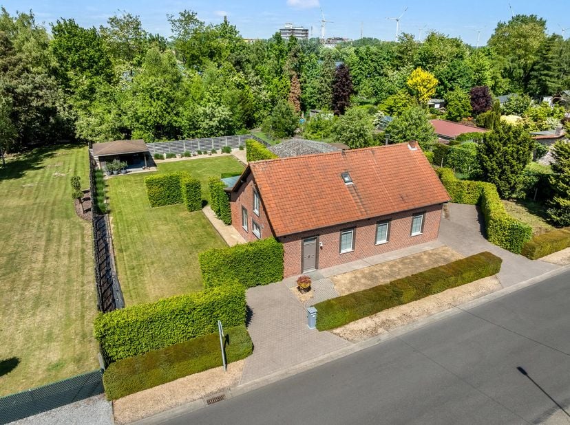 Deze landelijke en charmante woning is niet alleen zeer ruim (231 m²), maar is ook nog eens rustig gelegen op een zeer ruim perceel van 2961 m² met vo