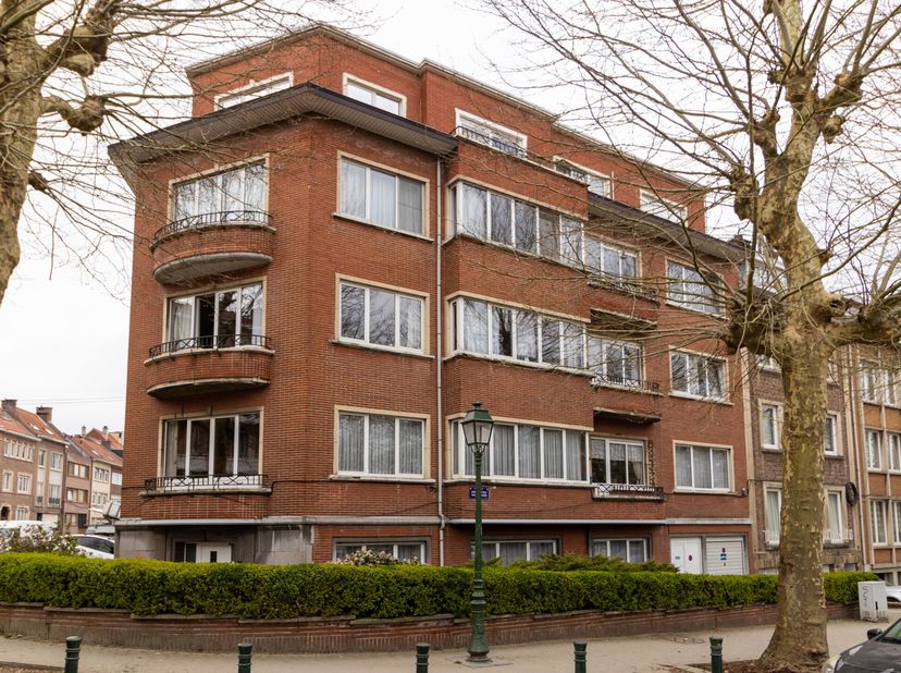 LAEKEN - Immeuble de rapport comprenant 8 appartements, des bureaux au rez-de-chaussée et 7 garages avec permis.&lt;br /&gt;
Tous les appartements sont actu