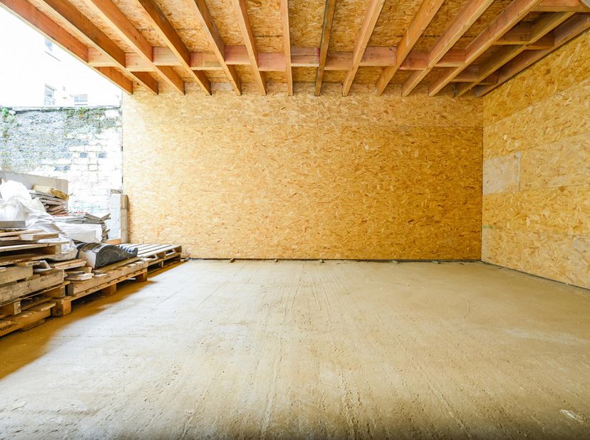 Idéalement situé dans un quartier calme de Schaerbeek (à la frontière avec EVERE), découvrez notre entrepôt offrant plus de 85m² avec une mezzanine. L