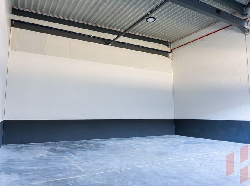 - Voor particulieren en ondernemers&lt;br /&gt;
- 95m²&lt;br /&gt;
- Sectionale poort&lt;br /&gt;
- Uitstekende bereikbaarheid met auto en openbaar vervoer&lt;br /&gt;
- Geme