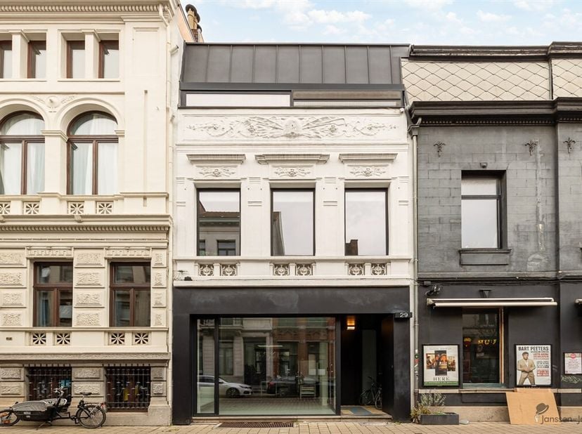 Zeer gegeerde locatie in Antwerpen door de combinatie van de gezellige, hippe dorpssfeer van Zurenborg met de nabijheid van zowat alles. Op 5 fietsen