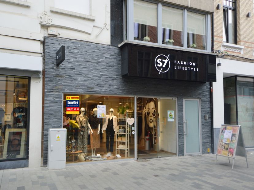 Bent u op zoek naar een commercieel gelijkvloers te huur in Aalst met een uitstekende zichtbaarheid en instapklaar comfort? &lt;br /&gt;
Dan is dit pand op