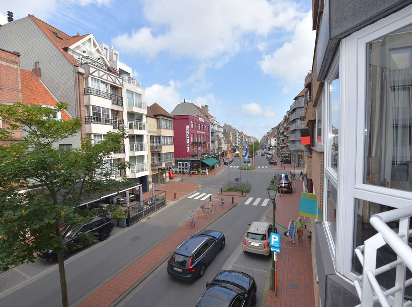 Bel appartement avec 2 chambres à coucher sur le côté ensoleillé de l&#039;Avenue Lippens.  Immeuble bien entretenu.&lt;br /&gt;
Entrée avec toilettes et buander