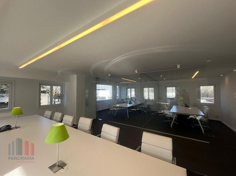 Dit moderne kantoor van 201 m² ligt op een absolute toplocatie, op slechts 500 meter van de oprit van de E40 in Sint-Denijs-Westrem. Ideaal voor bedri