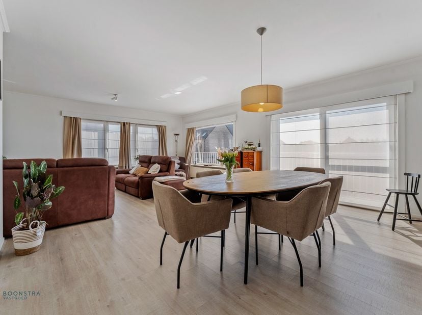 Op een uitstekende locatie te Keerbergen bevindt zich dit ruim en instapklaar duplex appertement met 3 slaapkamers en aparte garagebox. U bevindt zich