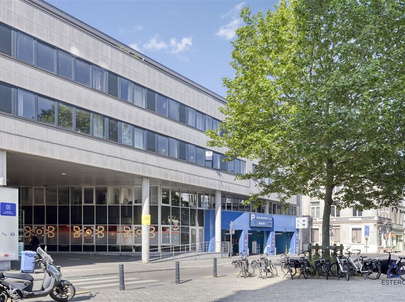 Gezellig appartement op toplocatie te koop. Vanuit de zetel heb je prachtig zich op de iconische Sint-Michielskerk, en op wandelafstand is de Korenmar