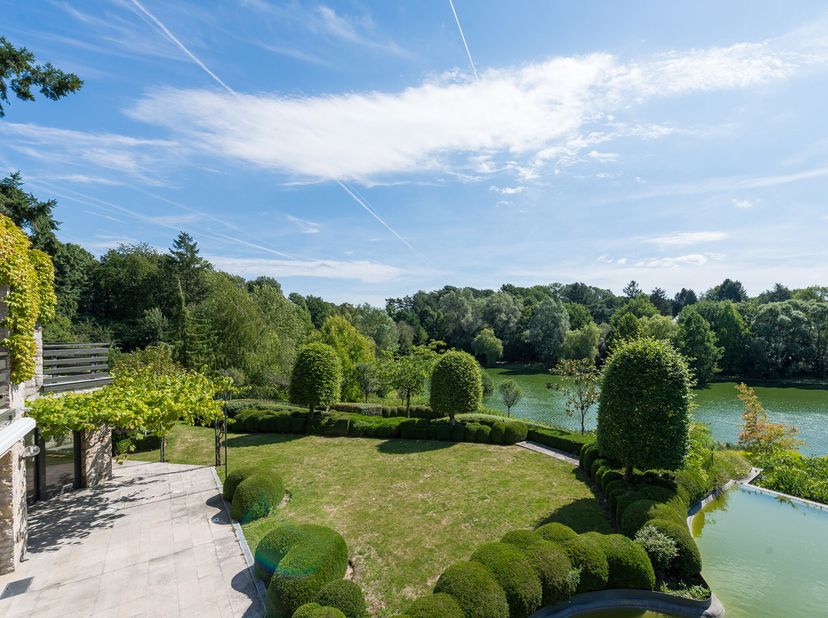 Dans le quartier de la Grande Espinette, propriété d&#039;exception située sur un terrain de ± 54 ares avec vue dégagée sur un lac. La villa dune superfici