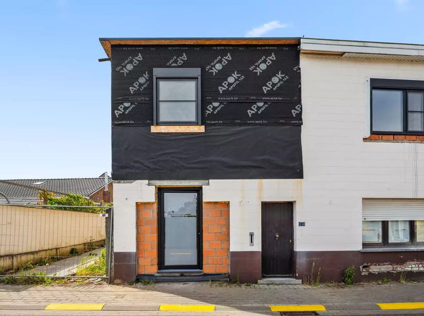 Deze gunstig gelegen woning biedt een mooie kans voor wie op zoek is naar een eigendom met potentieel en de mogelijkheid om zelf de laatste hand te le