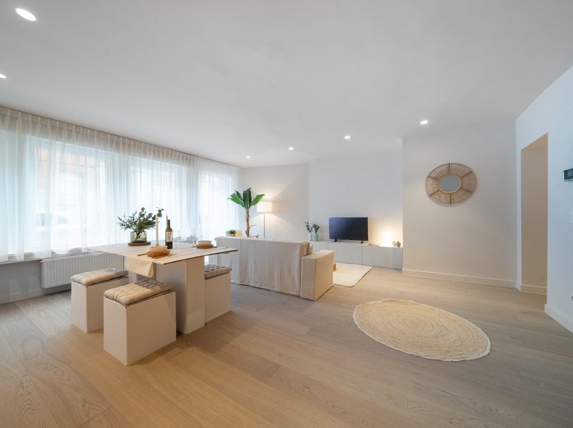 Instapklaar, energiezuinig en centraal gelegen: stijlvol gerenoveerd appartement in hartje Kortrijk!&lt;br /&gt;
Dit prachtig gerenoveerde gelijkvloers appa