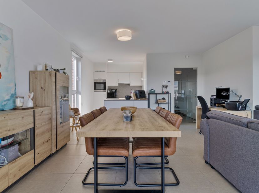Dans le quartier branché de la gare d&#039;Aalter, nous trouvons cet appartement de 2 chambres prêt à emménager avec une terrasse spacieuse. Idéal pour un