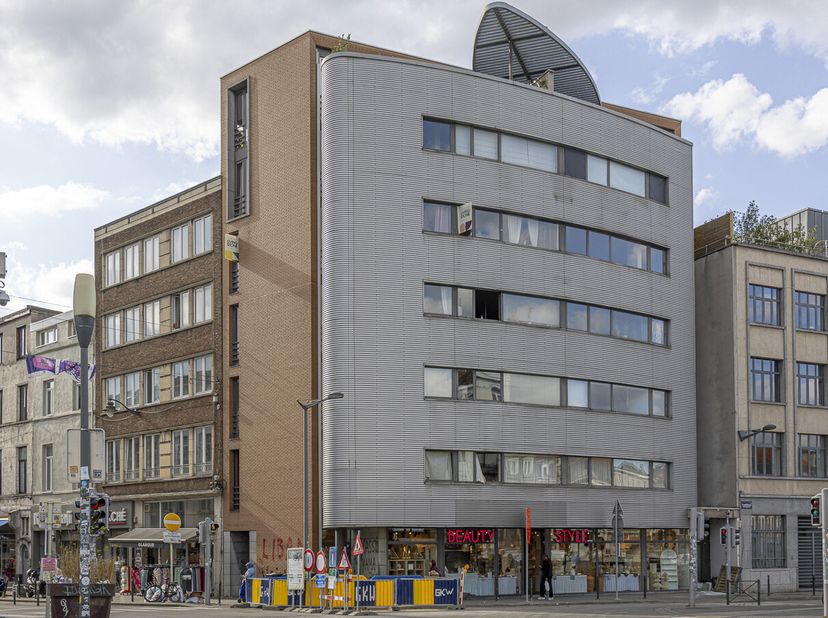 Spacieux appartement de 3 chambres à Molenbeek-Saint-Jean&lt;br /&gt;
Situé le long du canal, à proximité des transports en commun, des commerces et des éco