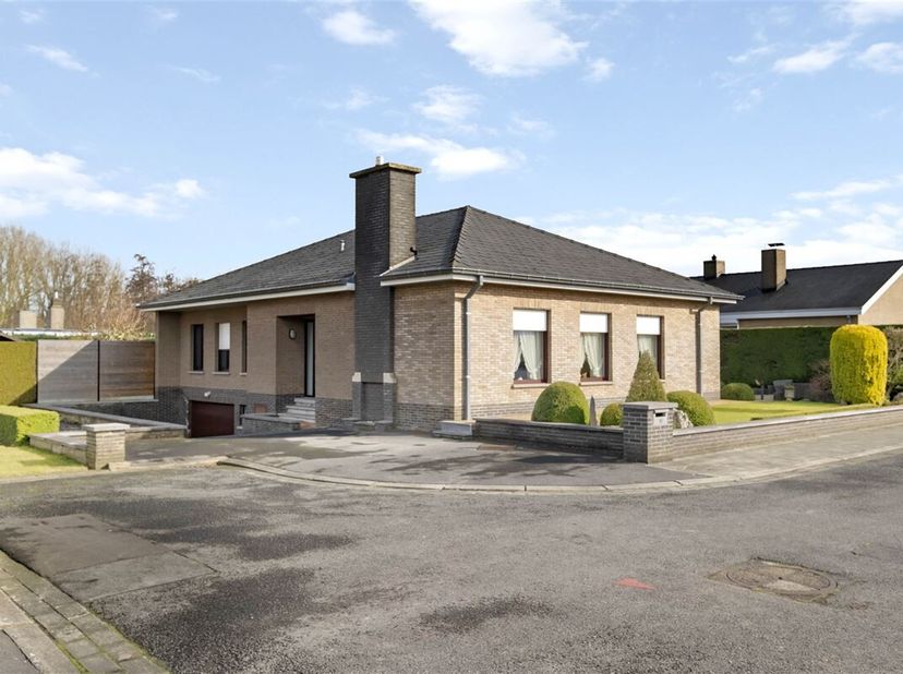 Ruime alleenstaande bungalow te koop! &lt;br /&gt;
Indeling: inkomhal met gastentoilet, ruime lichtrijke leefruimte met zithoek, keuken, badkamer met ligbad