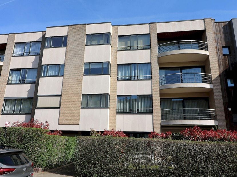 Superbe appartement de 145m² habitables composé de :&lt;br /&gt;
- 3 chambres en parquet (15-12-12m²)&lt;br /&gt;
- 1 salle de bain&lt;br /&gt;
- 1 salle de douche&lt;br /